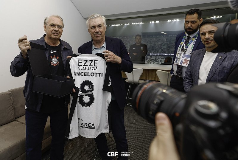 Carlo Ancelotti ganhou camisa do Corinthians de presente (foto: Rafael Ribeiro/CBF)