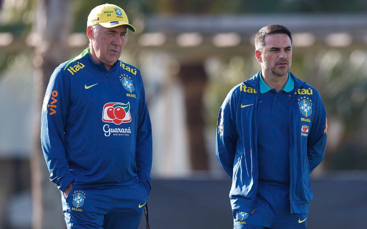Ancelotti e Rodrigo Caetano em treino da Seleção (foto: Rafael Ribeiro/CBF)