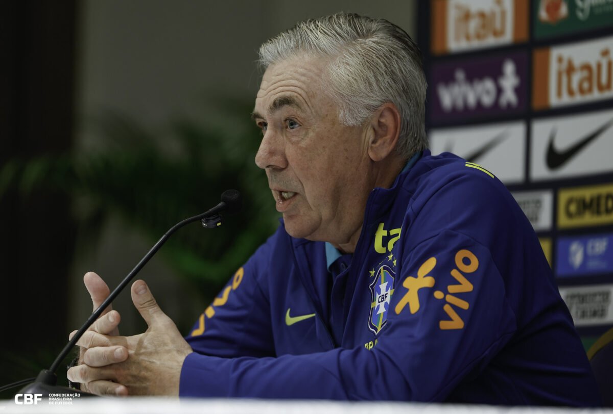 Técnico Carlo Ancelotti durante entrevista coletiva (foto: Rafael Ribeiro/CBF)