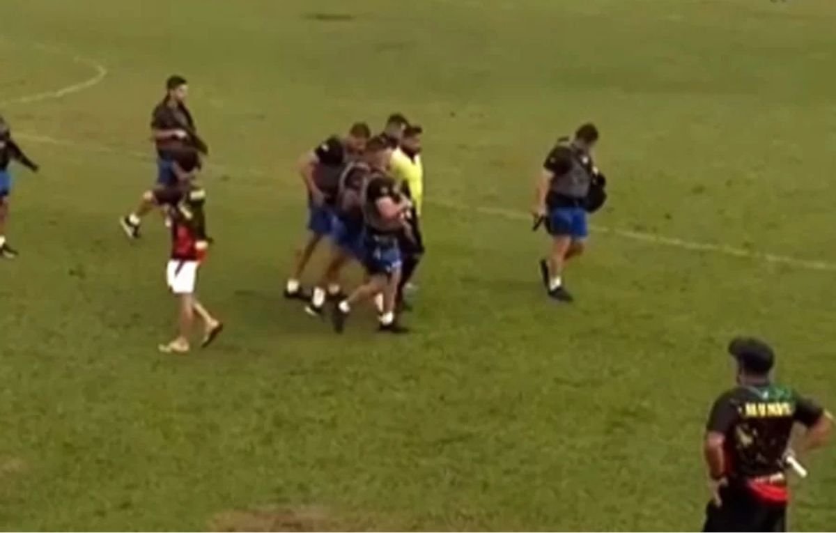 Árbitro preso (foto: Reprodução)