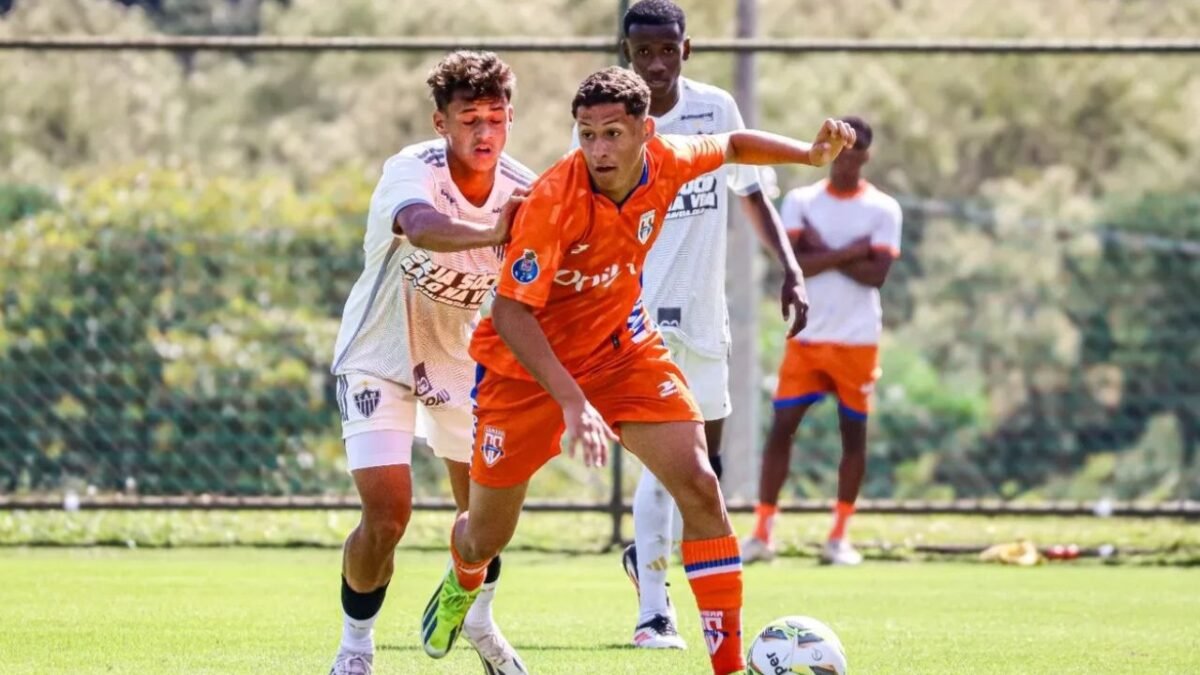 Disputa de bola em jogo entre Coimbra e Atlético pelo Mineiro Sub-15 (foto: Coimbra/Divulgação)