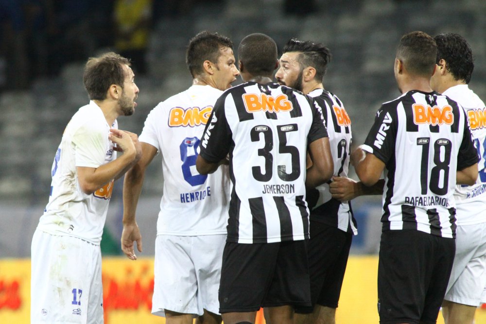 Jogadores de Atlético e Cruzeiro em final da Copa do Brasil de 2014 (foto: Rodrigo Clemente/EM/D.A Press)
