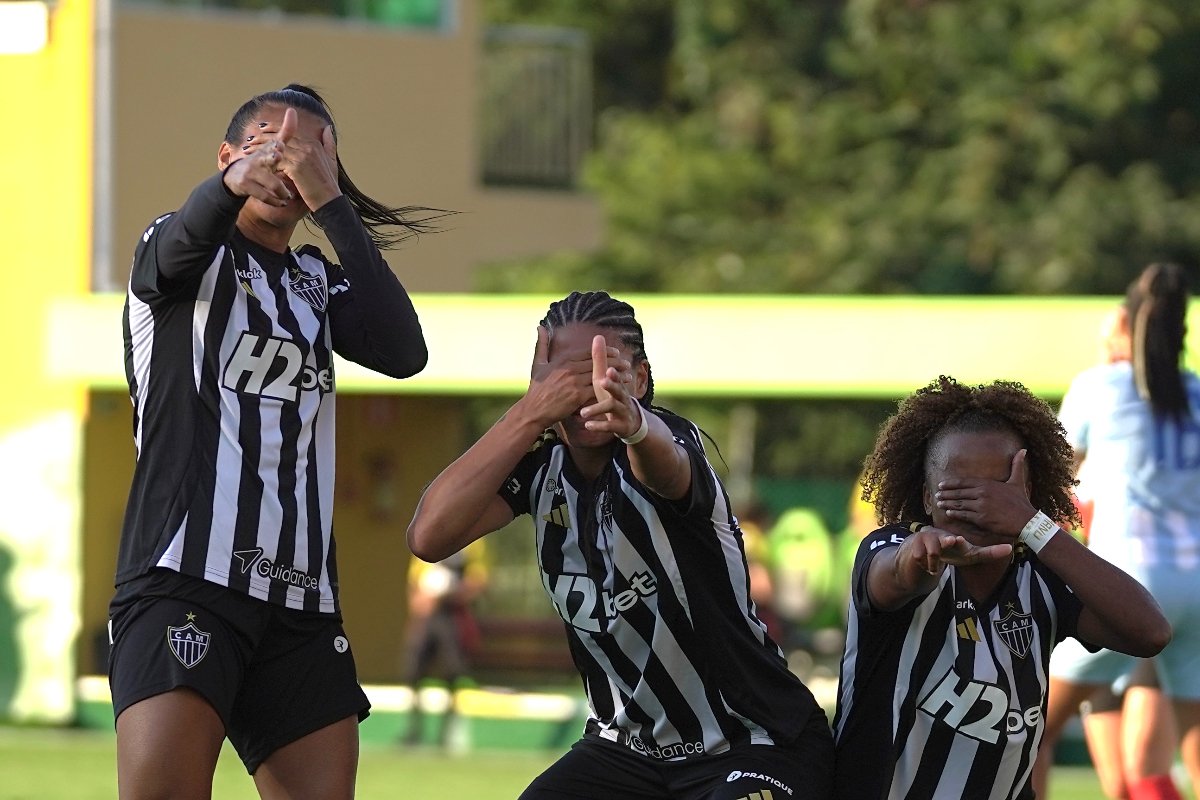 Jogadoras do Atlético comemoram gol sobre o Paysandu (foto: Divulgação/Atlético)