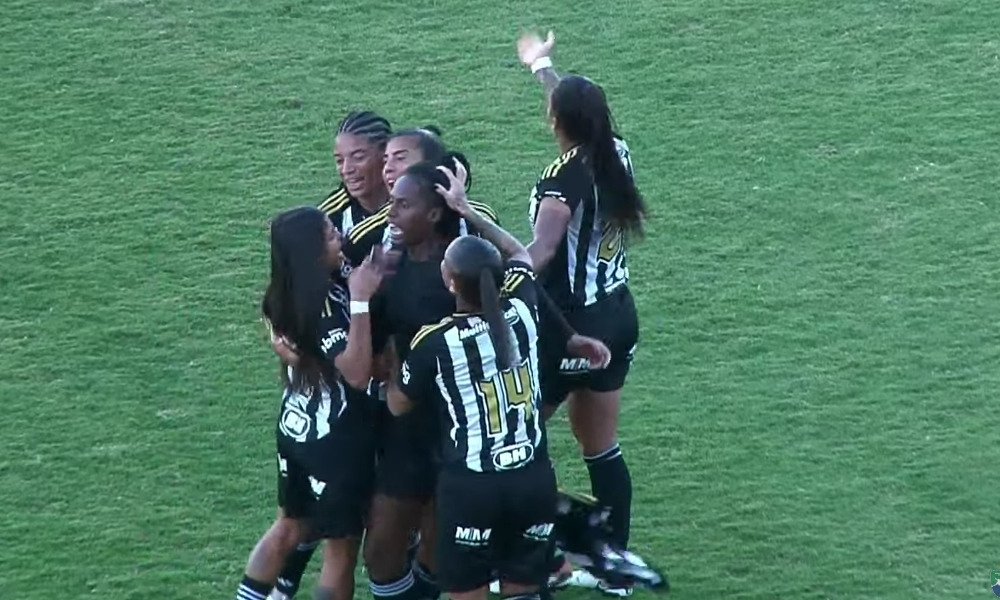 Jogadoras do Atlético comemoram gol sobre o Minas Brasília (foto: Reprodução)
