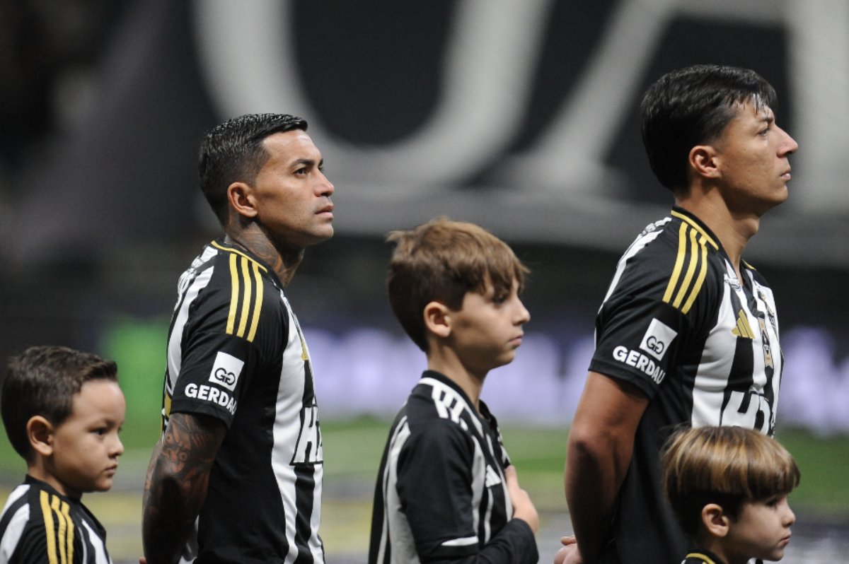 Jogadores do Atlético, Dudu e Alan Franco, antes de duelo pelo Campeonato Brasileiro na Arena MRV (foto: Alexandre Guzanshe/EM/D.A. Press)
