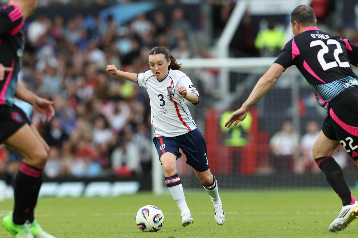 Bella Ramsey em ação pela partida beneficente do Soocer Aid no Old Trafford (foto: DARREN STAPLES/AFP)