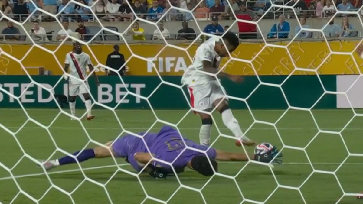 Bono defendeu chute de Savinho com apenas uma das mãos (foto: Reprodução/Globo)