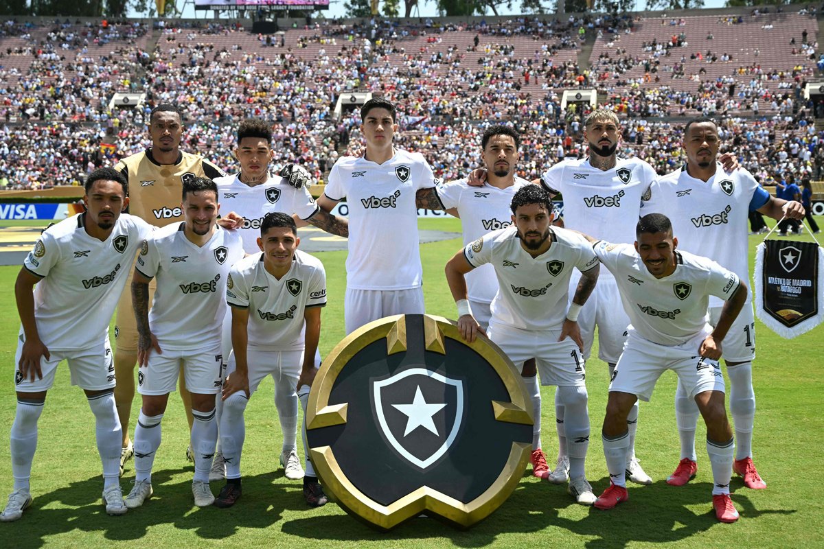 Jogadores do Botafogo perfilados antes do jogo contra o Atlético de Madrid no Mundial (foto: STU FORSTER/AFP)