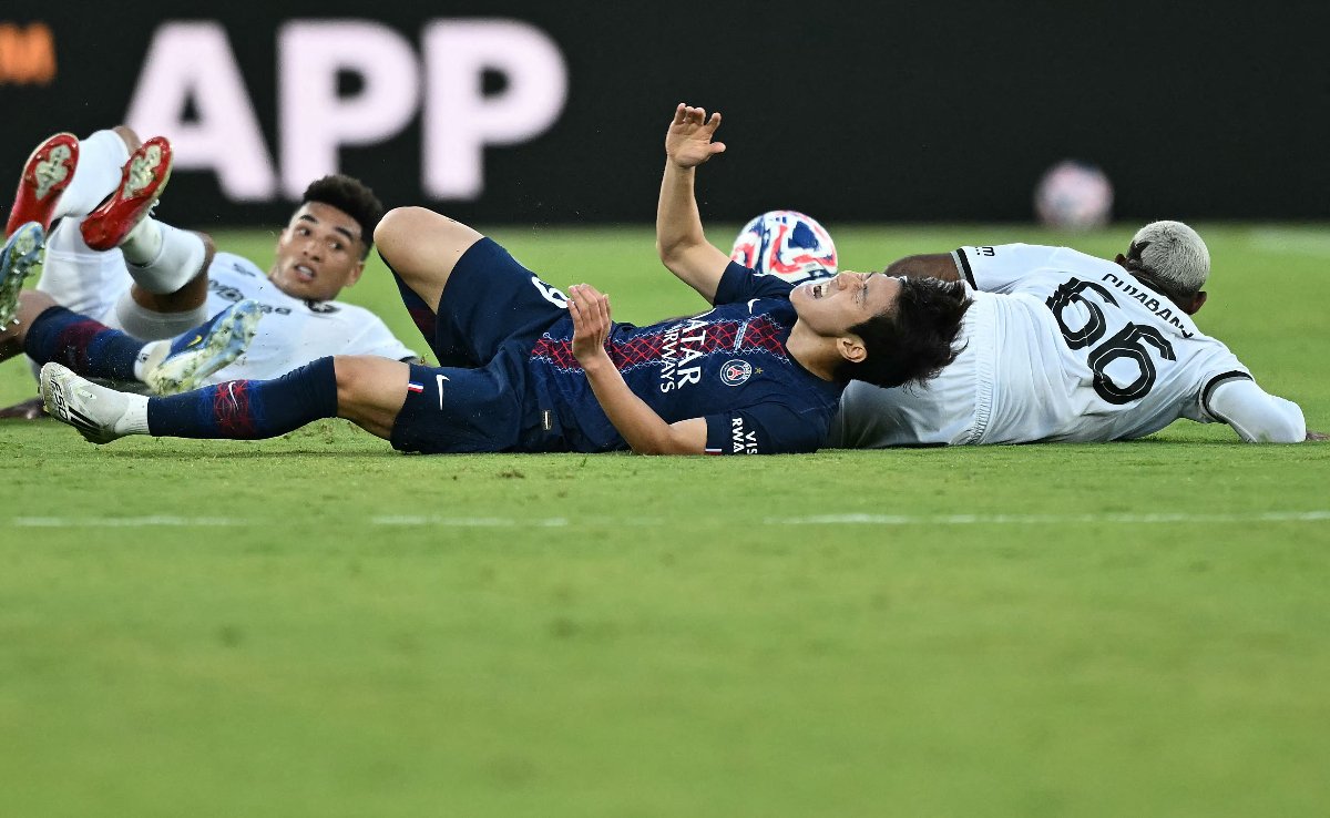 Igor Jesus e Cuiabano dão carrinhos durante jogo do Botafogo contra o PSG (foto: Yuri Cortez/AFP)
