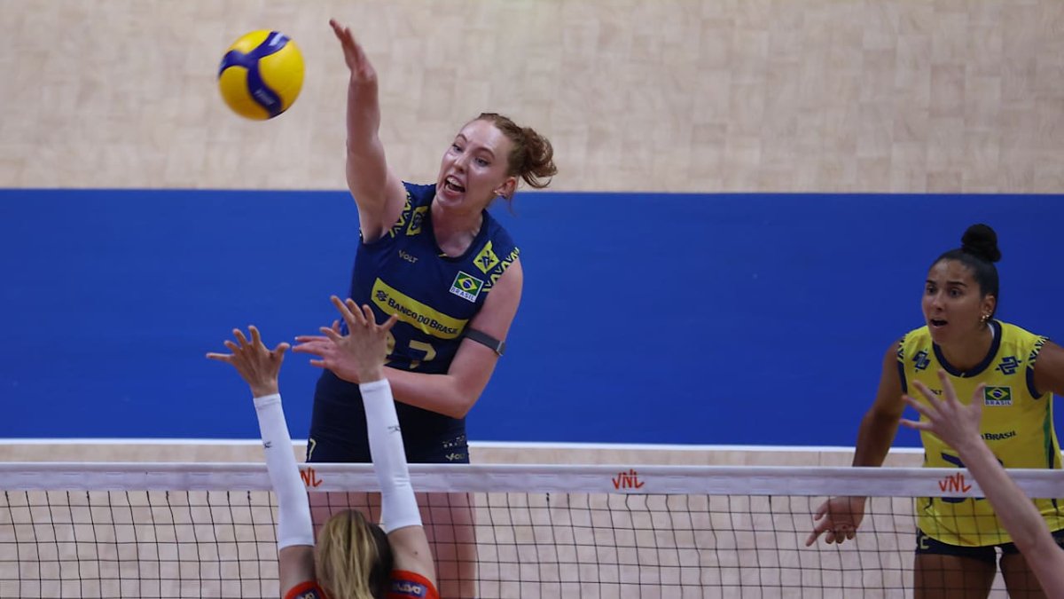 Bergmann ataca bola durante Brasil x Tchéquia, pela VNL (foto: Divulgação/FIVB)