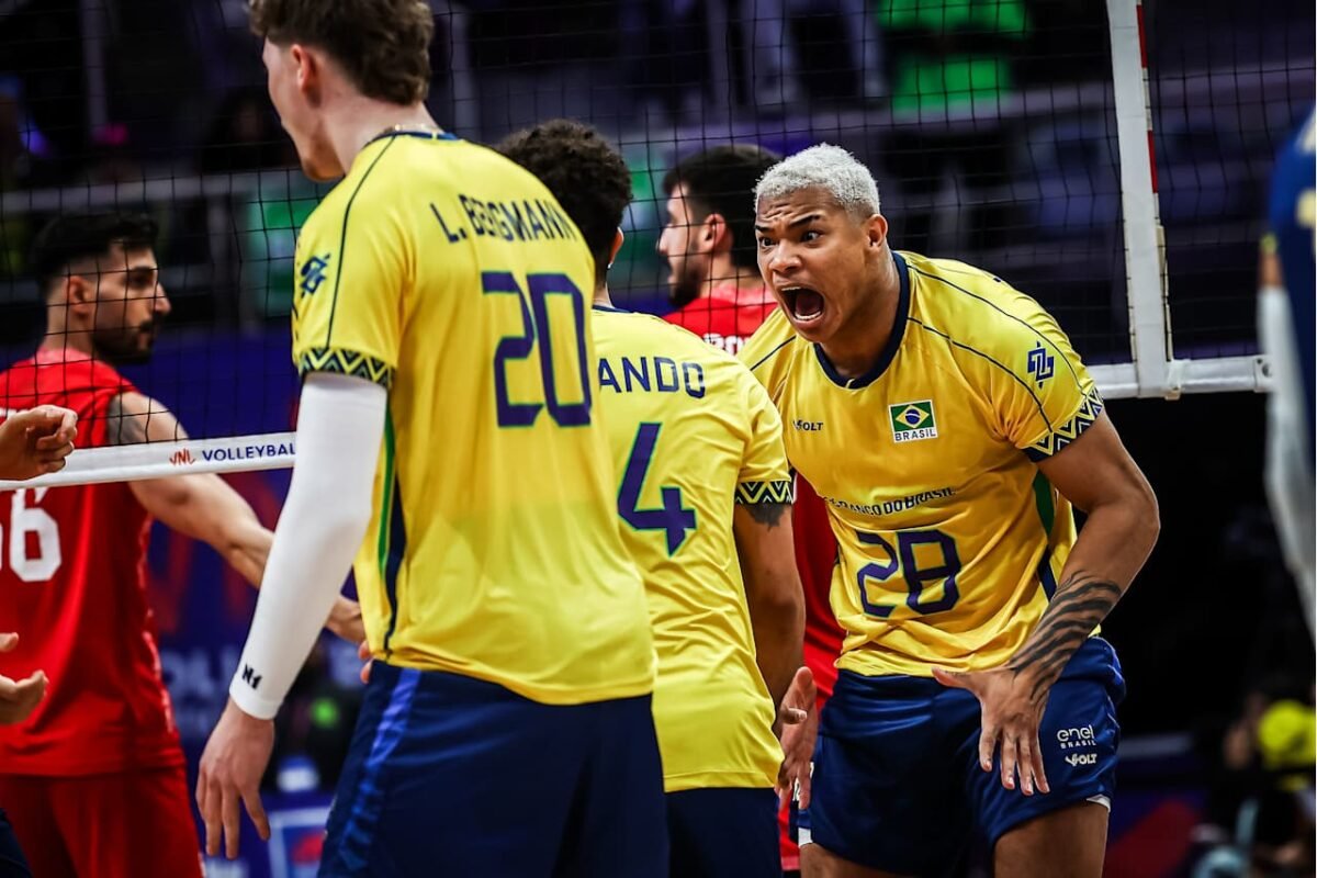 Darlan comemora ponto pela Seleção de Vôlei (foto: Divulgação/FIVB)