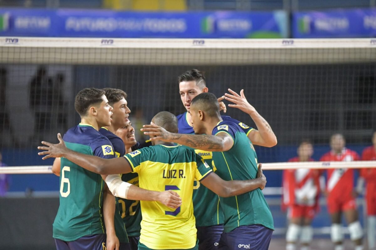 Brasil comemora ponto sobre o Peru na Copa América de vôlei (foto: Gustavo Rabelo / BHFOTO)