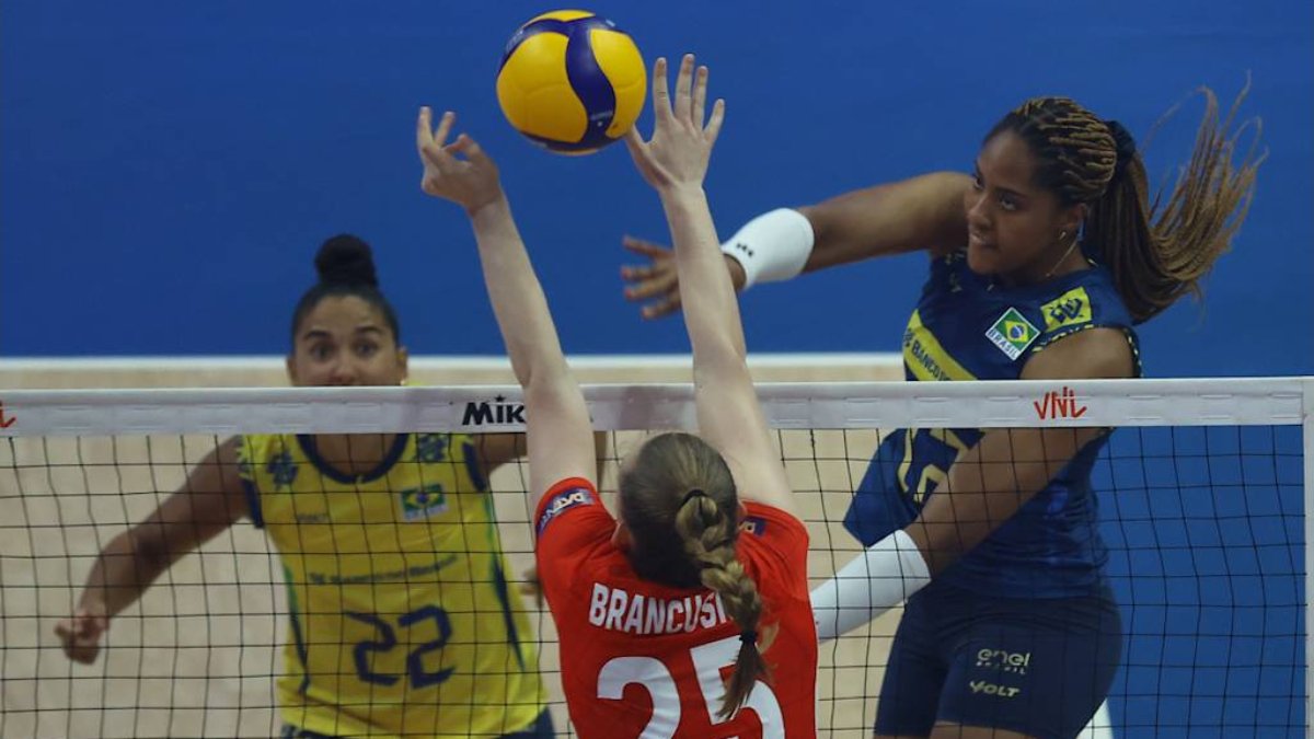 Ana Cristina ataca bola durante Brasil x Tchéquia, pela VNL (foto: Divulgação/FIVB)