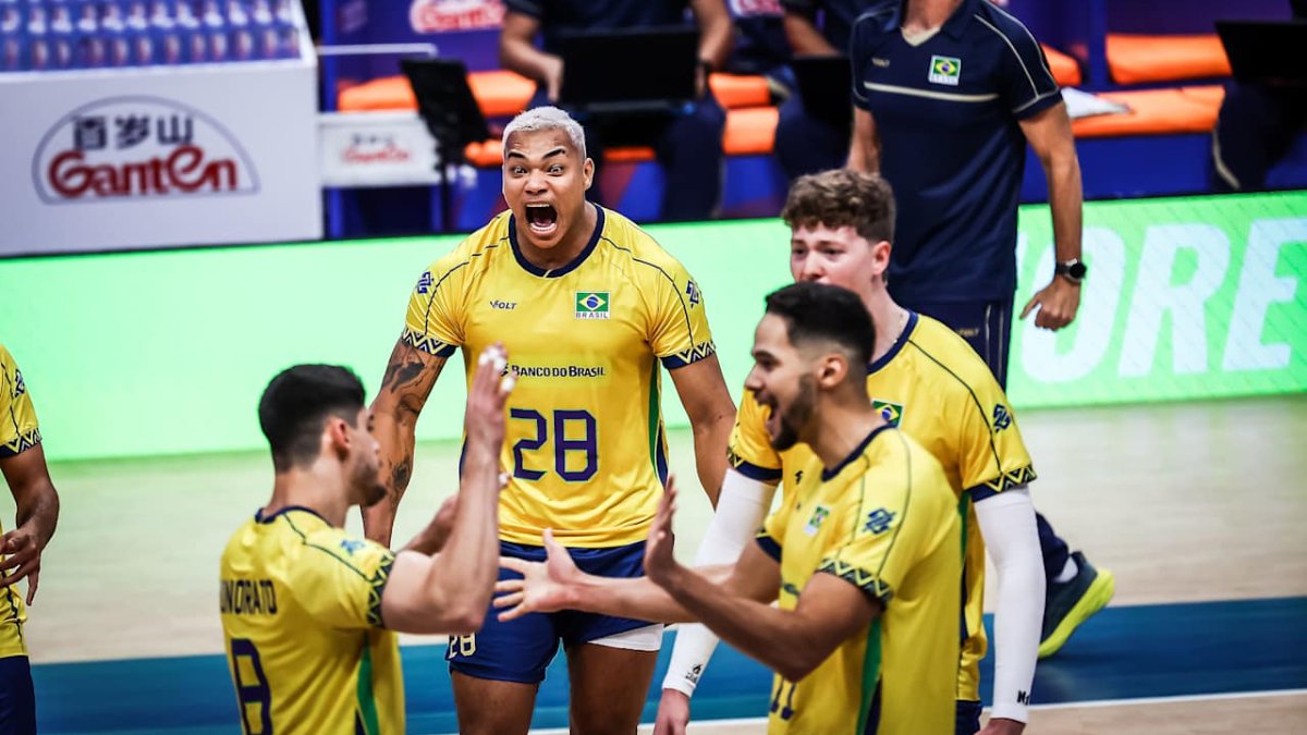 Brasil comemora ponto contra o Irã, na Liga das Nações Masculina de Vôlei (foto: Divulgação/FIVB)