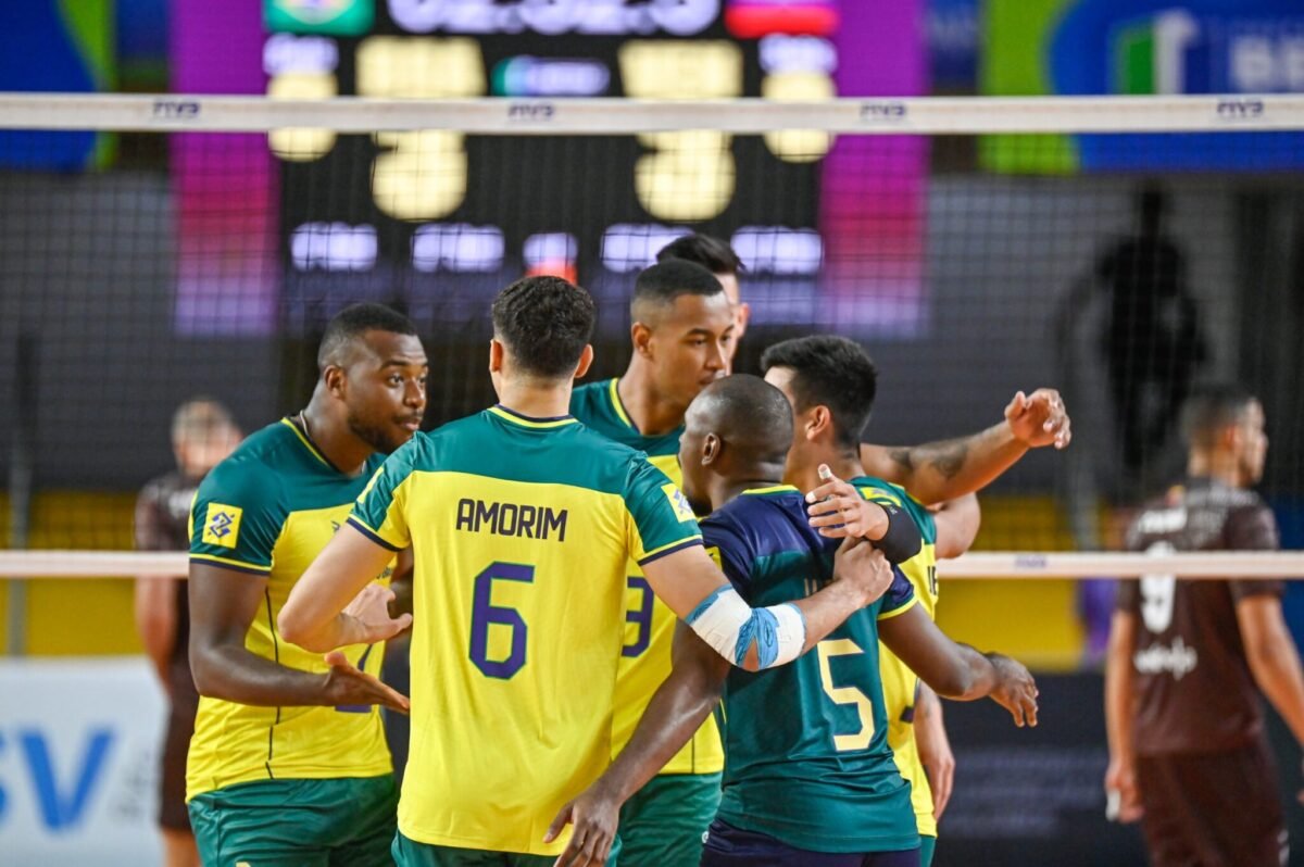 Brasil comemora ponto contra a Venezuela na Copa América Masculina de Vôlei (foto: Gustavo Rabelo / BHFOTO)