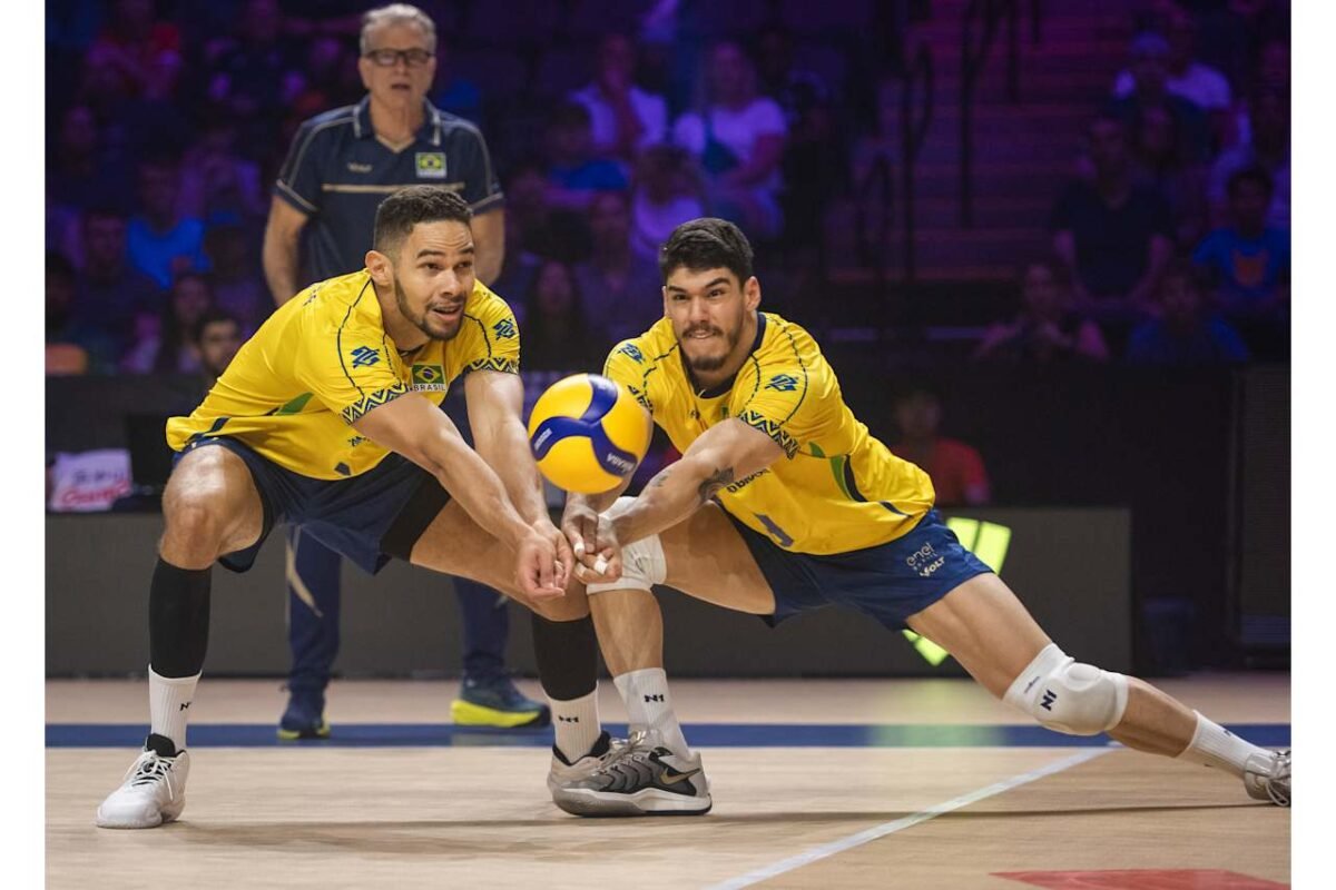 Judson e Honorato, do Brasil, em ação pela Liga das Nações Masculina de Vôlei (foto: Divulgação/FIVB)