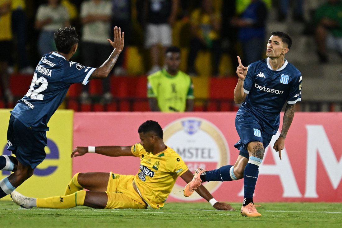 Solari e Almendra comemoram gol do Racing-ARG contra o Atlético Bucaramanga-COL pela Copa Libertadores de 2025 (foto: Raul Arboleda/AFP)