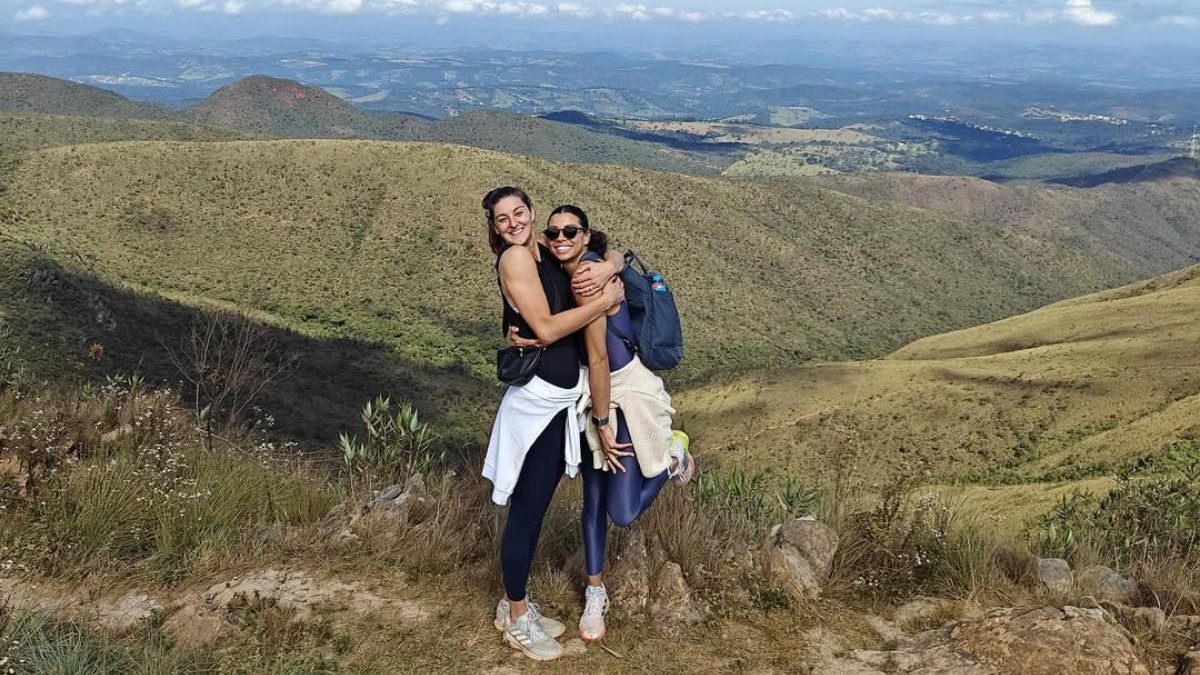Carolana (direita) ao lado da esposa Anne Bujis (esquerda) em trekking em Minas Gerais (foto: Reprodução/Instagram)