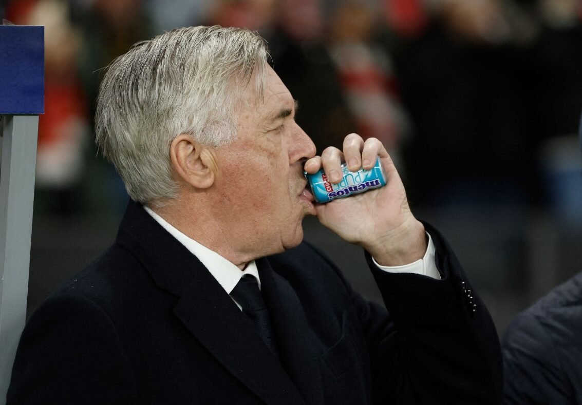 Carlo Ancelotti mascando chiclete (foto: Odd Andersen/AFP)