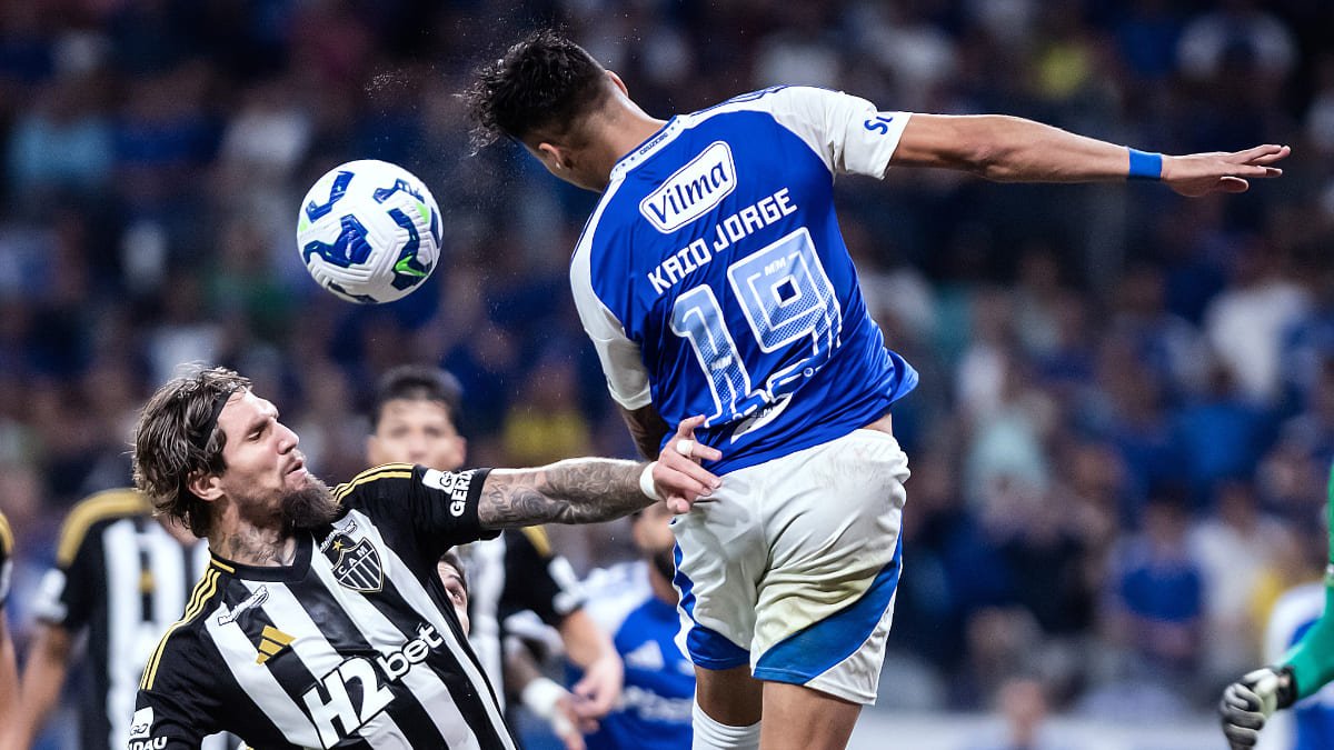 Jogadores de Cruzeiro e Atlético em clássico no Mineirão (foto: Gustavo Aleixo/Cruzeiro)
