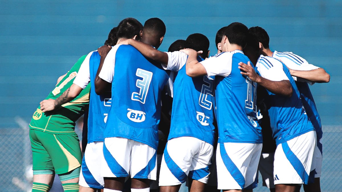 Jogadores do Cruzeiro reunidos em campo para duelo pelo Campeonato Brasileiro Sub-20 (foto: Gustavo Martins/Cruzeiro)