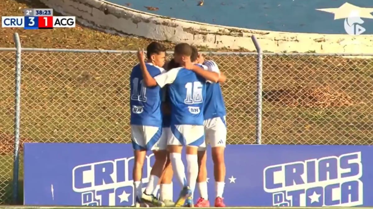 Jogadores do Cruzeiro comemorando gol sobre Atlético-GO no Brasileiro Sub-20 (foto: Reprodução/TV Cruzeiro)