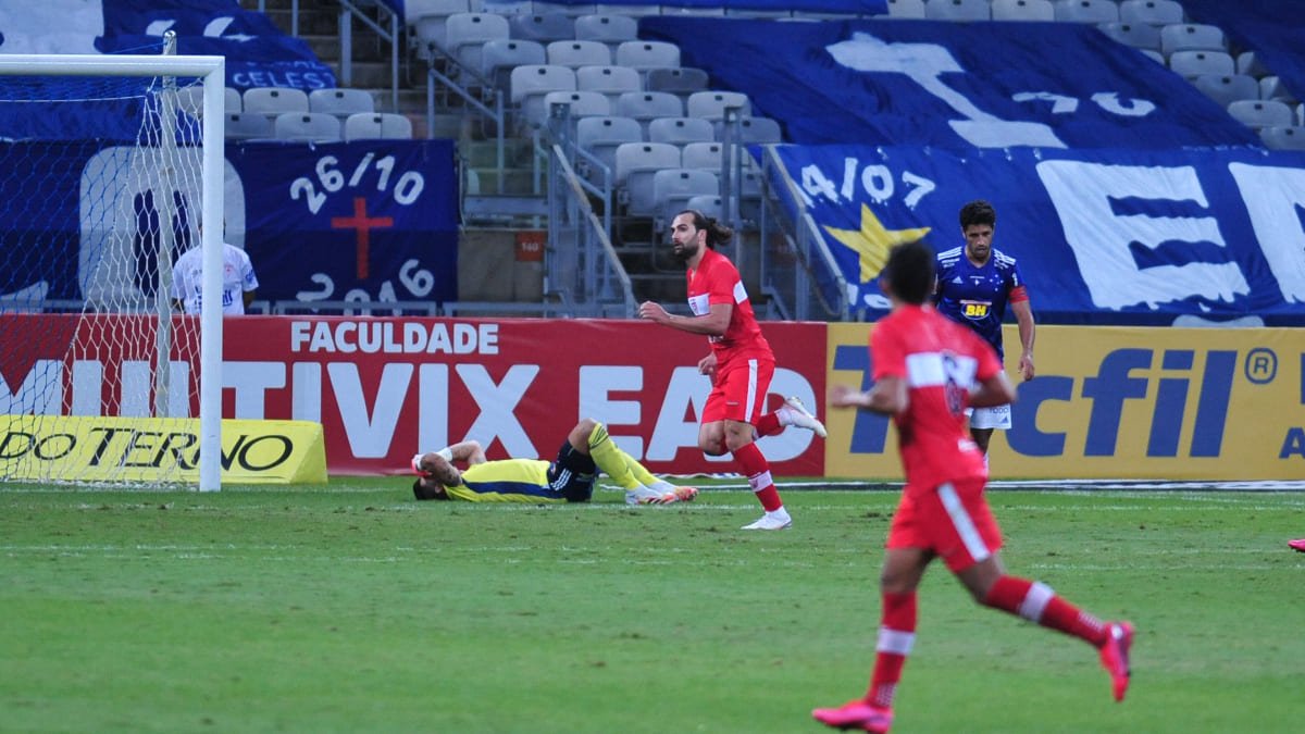 Léo Gamalho marcou os dois gols do CRB na vitória por 2 a 0 sobre o Cruzeiro, na ida da terceira fase da Copa do Brasil de 2020 (foto: Alexandre Guzanshe/EM/D.A Press)