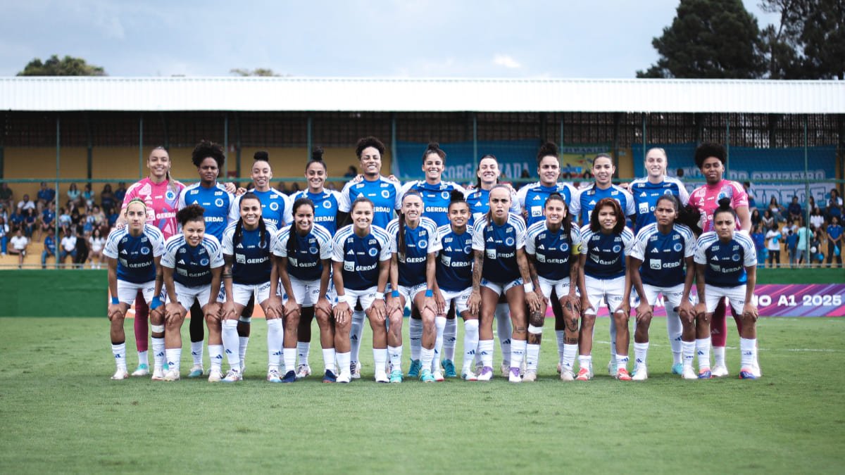 Jogadoras do Cruzeiro posadas para foto (foto: Gustavo Martins/Cruzeiro)
