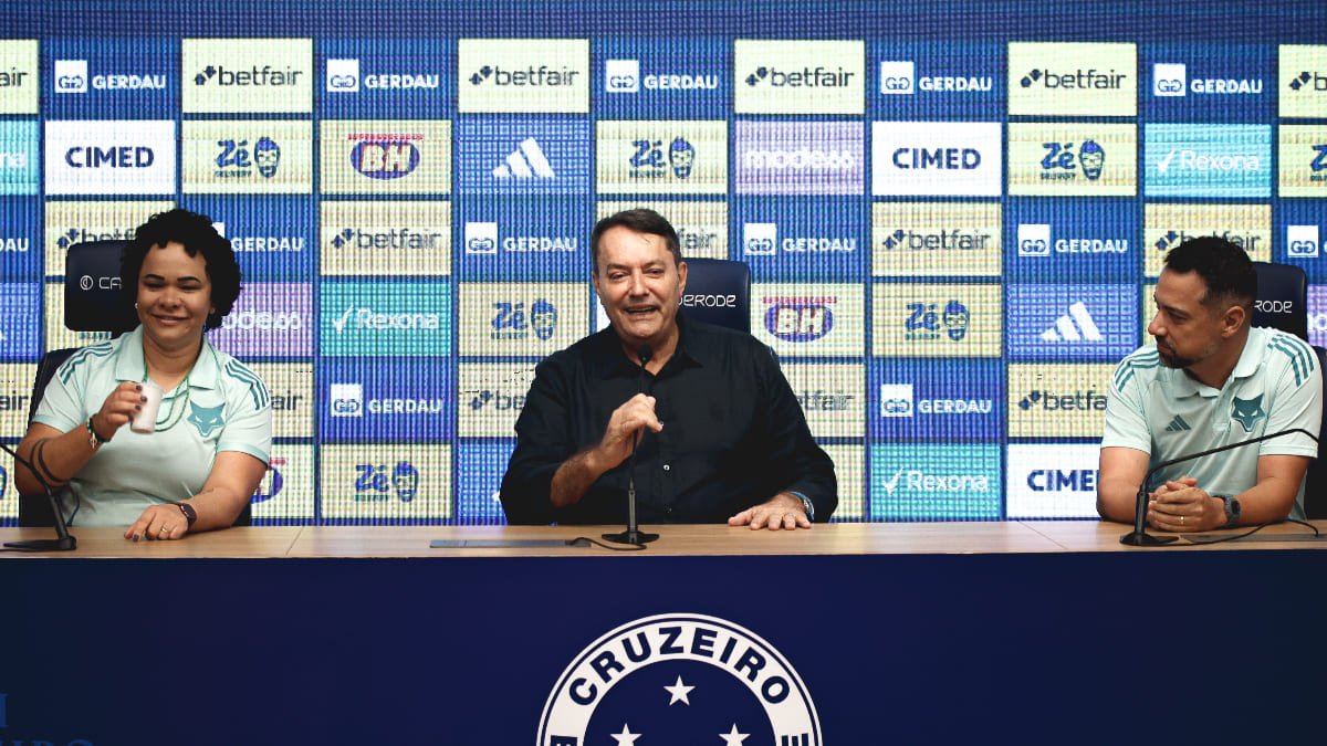 Bárbara Fonseca, diretora de futebol feminino do Cruzeiro, Pedro Lourenço, sócio majoritário da SAF, e Jonas Urias, técnico (foto: Gustavo Martins/Cruzeiro)