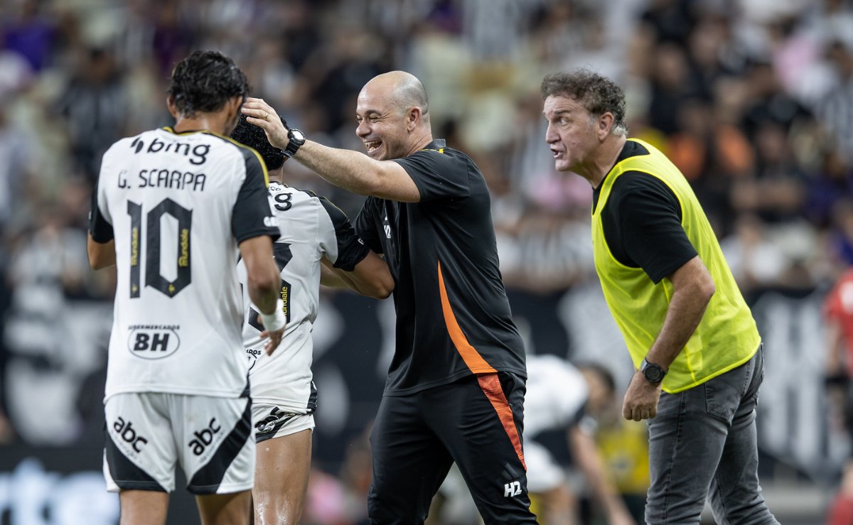 Cuca conversa com jogadores do Atlético após golaço de Rony contra o Ceará (foto: Pedro Souza/Atlético)