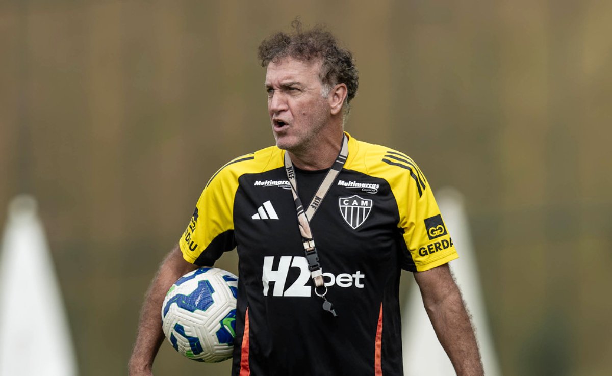 Cuca, técnico do Atlético, durante treinamento na Cidade do Galo (10/6) (foto: Pedro Souza/Atlético)