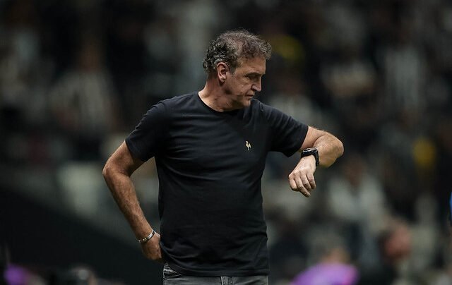 Técnico Cuca, do Atlético, olha para o relógio (foto: Pedro Souza/Atlético)