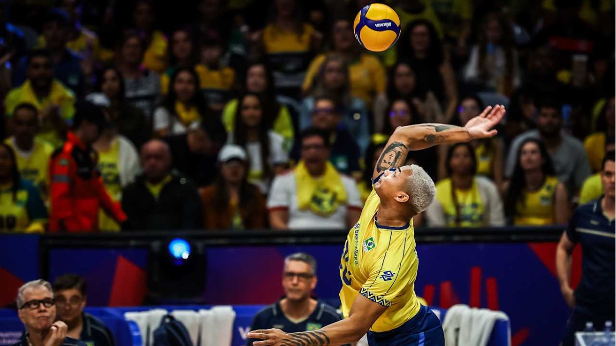 Darlan saca durante partida da Liga das Nações Masculina de Vôlei (foto: Divulgação/FIVB)