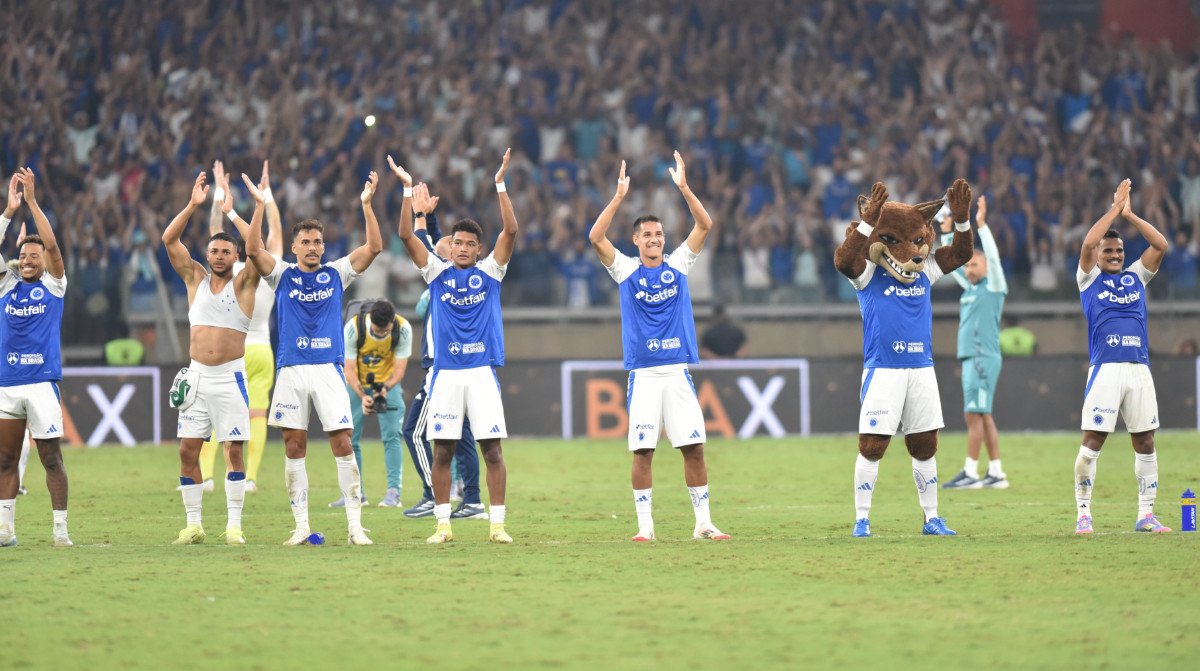 Jogadores do Cruzeiro comemoram vitória sobre o Palmeiras, no Mineirão (foto: Ramon Lisboa/EM/D.A. Press)