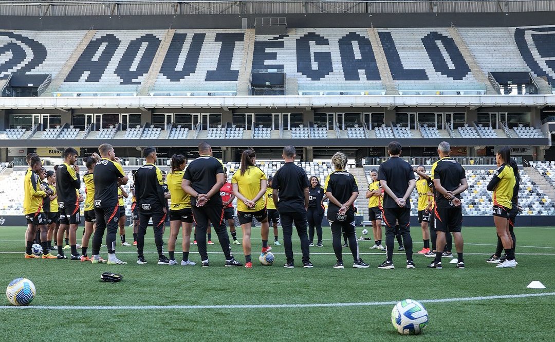 O time feminino do Atlético reunido na Arena MRV (foto: Daniela Veiga/Atlético)
