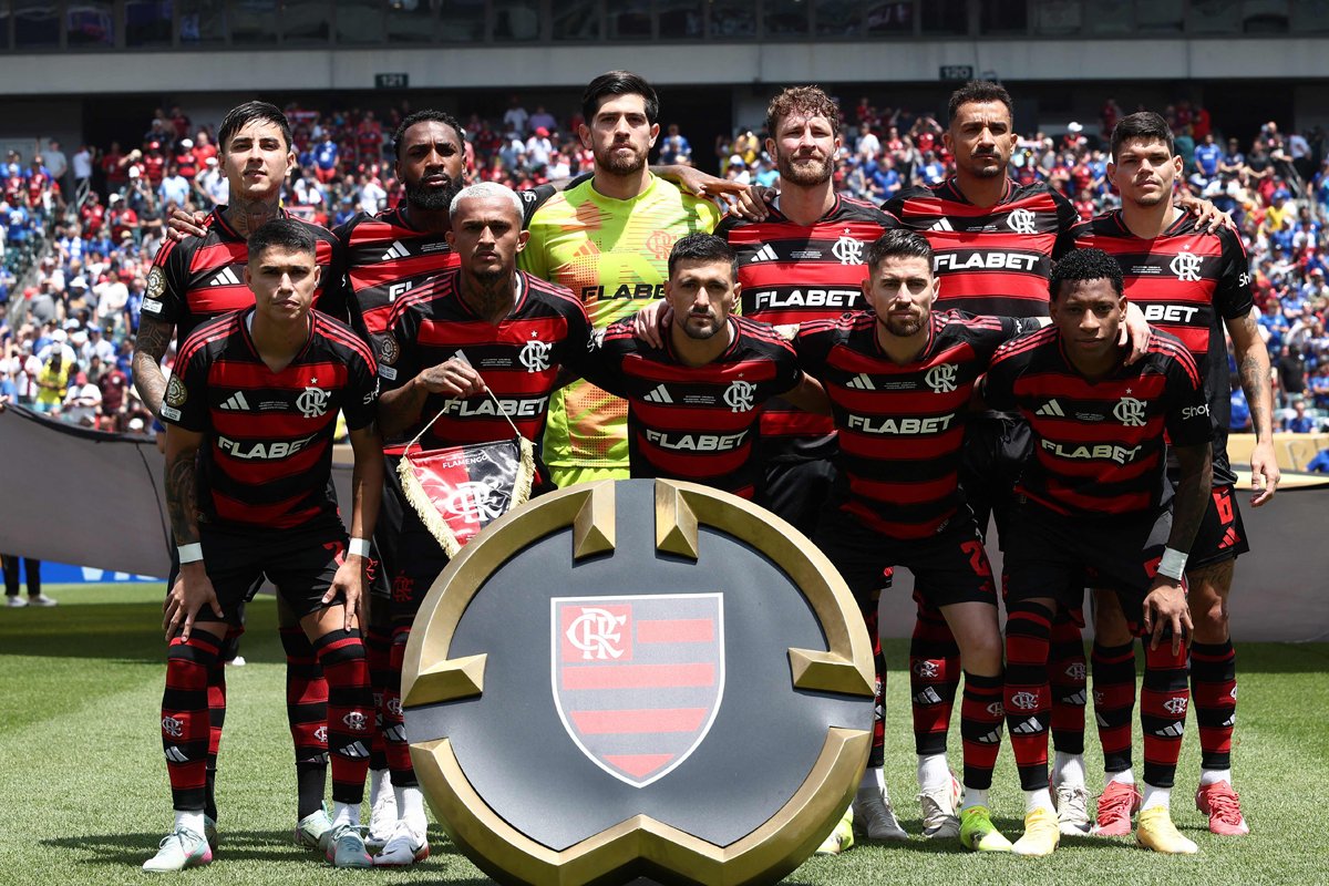 Jogadores do Flamengo perfilados antes da partida contra o Chelsea no Mundial (foto: FRANCK FIFE/AFP)