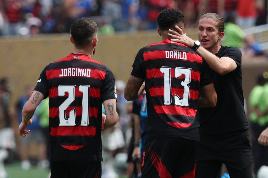 Filipe Luís comemora gol com jogadores do Flamengo no Mundial de Clubes (foto: Franck Fife/AFP)