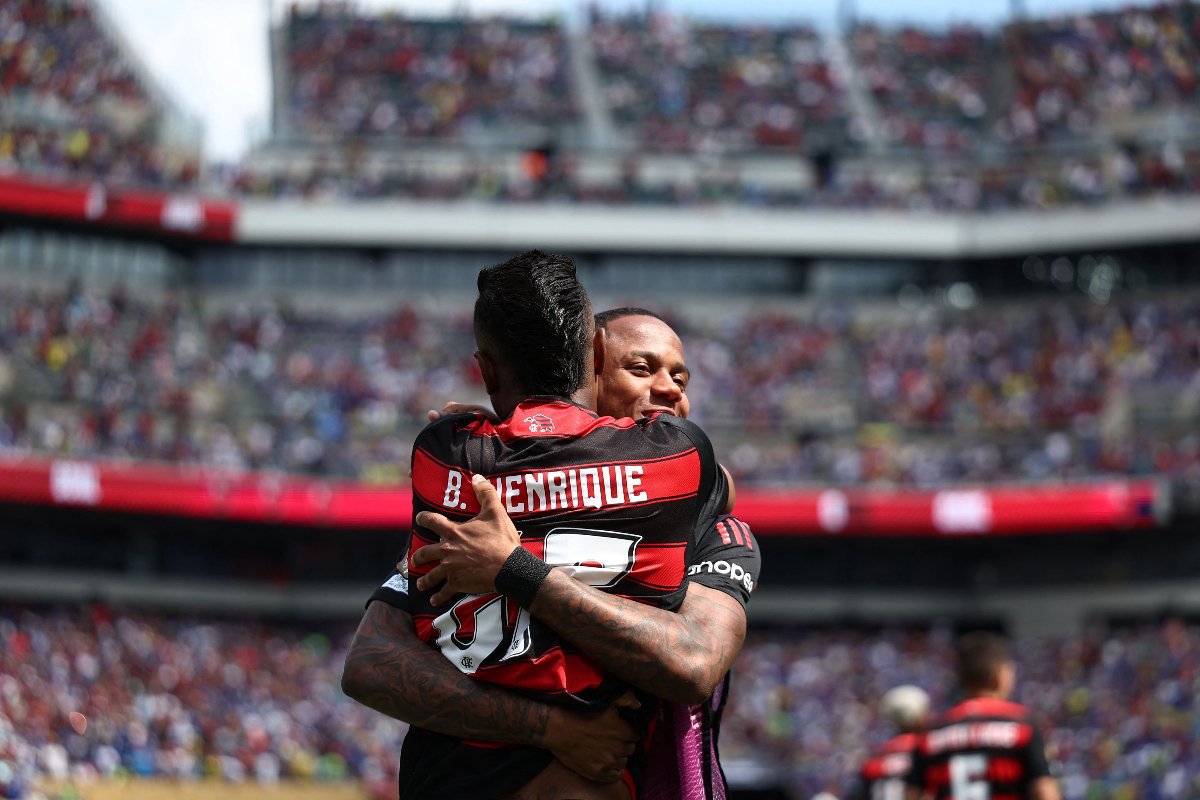 Jogadores do Flamengo comemoram vitória sobre o Chelsea no Super Mundial de Clubes (foto: Franck Fife/AFP)