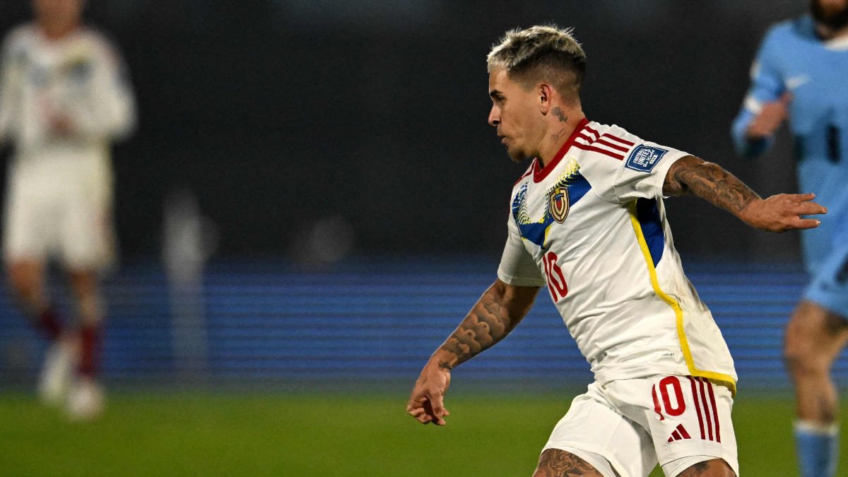 Soteldo, atacante do Fluminense, com a camisa da Seleção da Venezuela (foto: Eitan Abramovich/AFP)