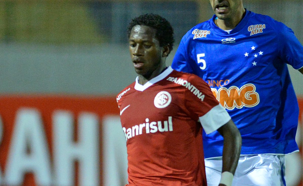 Fred, volante torcedor do Atlético, em ação pelo Internacional contra o Cruzeiro em 2012 (foto: Pedro Vilela/Agência i7)