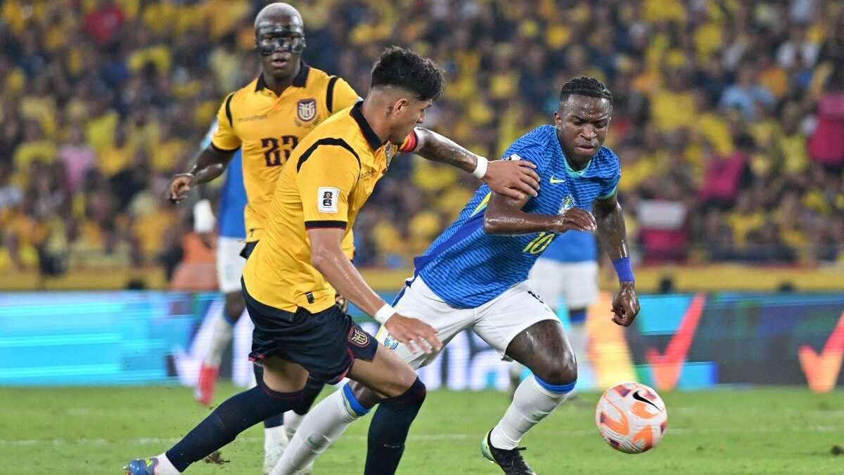 Hincapié em dividida com Vinícius Júnior durante Equador x Brasil (foto: MARCOS PIN/AFP)