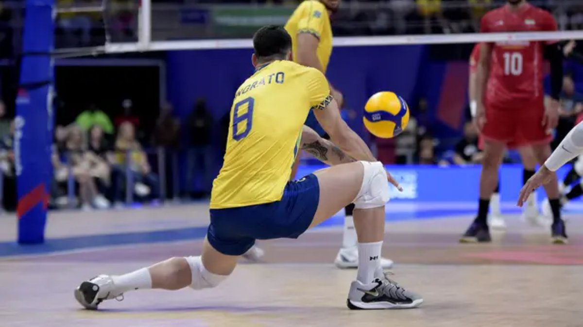 Honorato faz defesa pela Seleção contra o Irã na Liga das Nações Masculina de Vôlei (foto: Mauricio Val/FV Imagem/CBV)