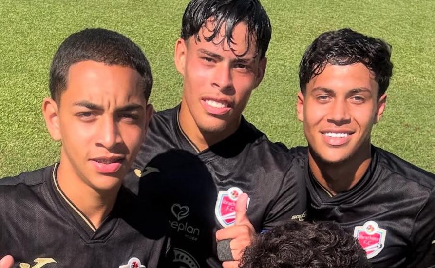 Ian Ângelo (à direita) sorri para foto com companheiros de Ibrachina após goleada sobre o União São João, pelo Campeonato Paulista Sub-17 (foto: Reprodução/Instagram/Ibrachina)