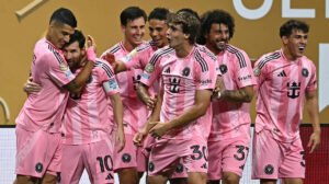 Messi comemora golaço de falta junto a atletas do Inter Miami, diante do Porto, pelo Super Mundial de Clubes - Crédito: 