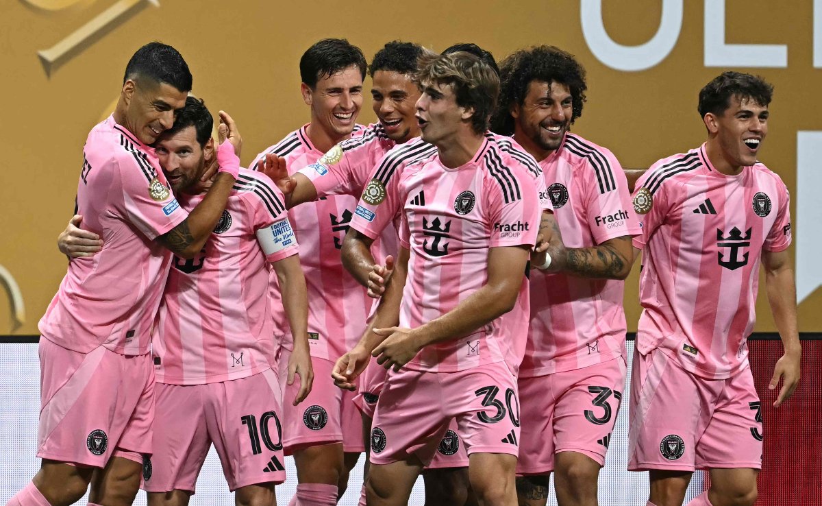 Messi comemora golaço de falta junto a atletas do Inter Miami, diante do Porto, pelo Super Mundial de Clubes (foto: Paul Ellis/AFP)