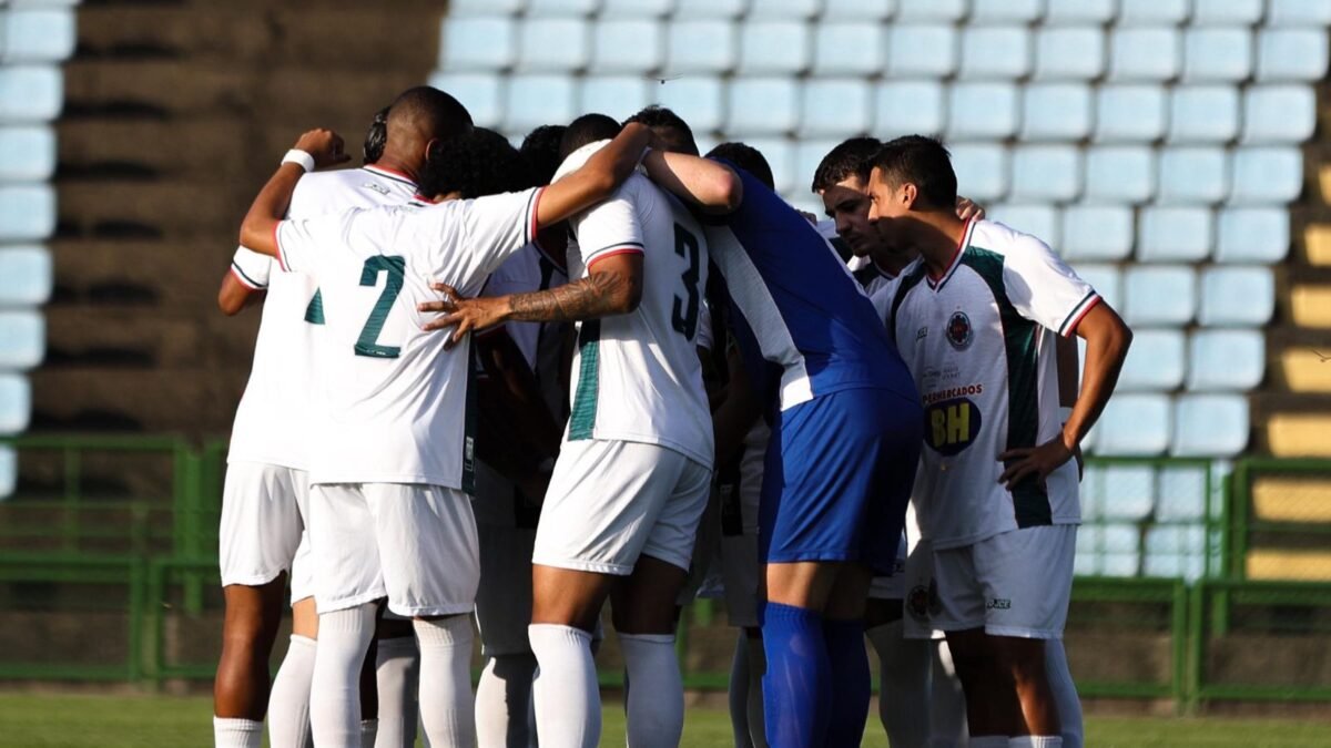 Equipe do Ipatinga em campo (foto: Shallon/Ipatinga FC)