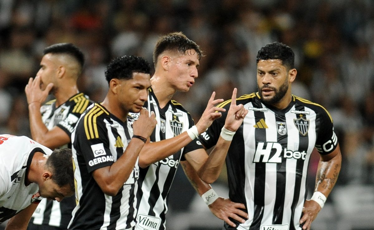 Ivan Román (ao centro), zagueiro do Atlético, gesticula para Hulk durante duelo contra o Vitória no Mineirão (foto: Alexandre Guzanshe/EM/D.A. Press)
