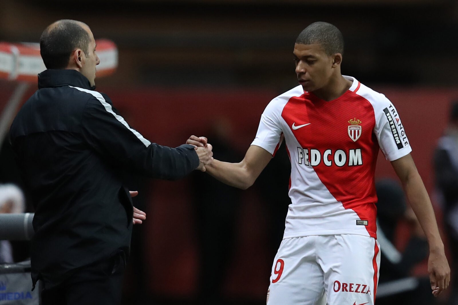 Leonardo Jardim e Kylian Mbappé se cumprimentam no Monaco (foto: Valery Hache/AFP)