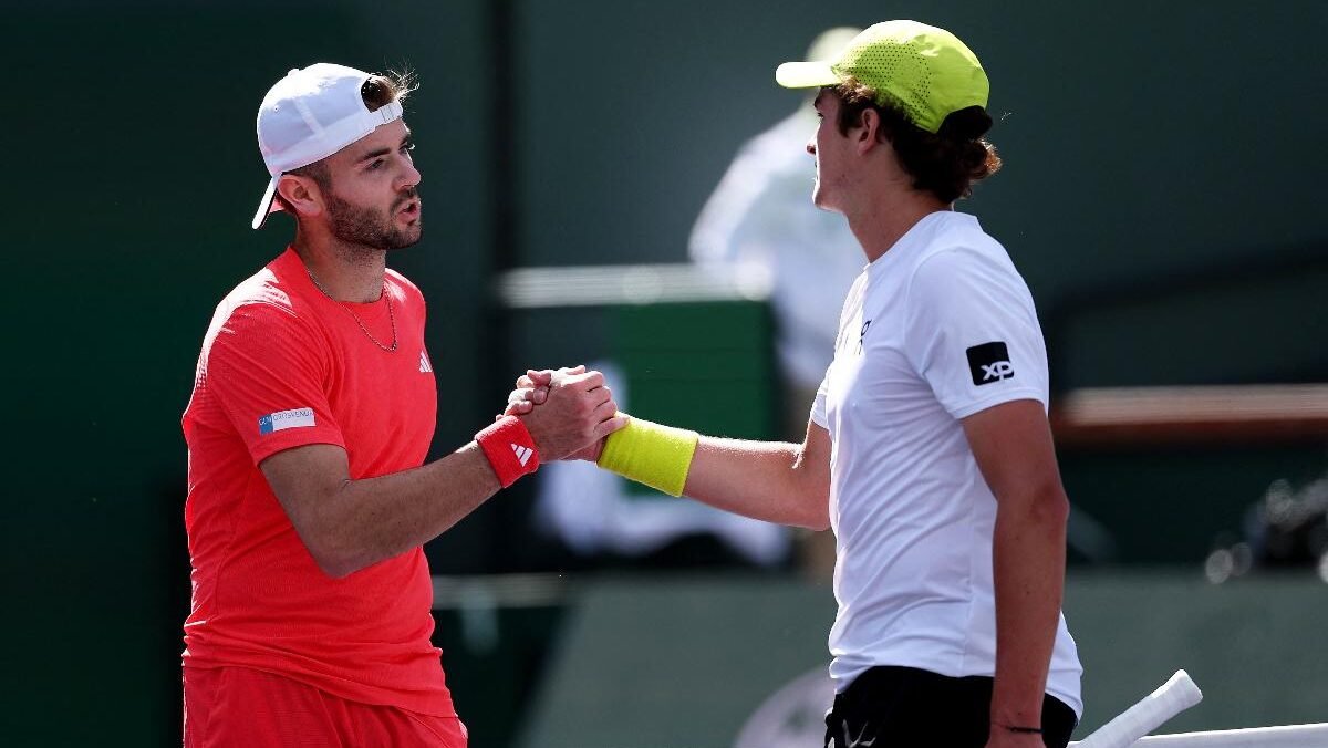 João Fonseca cumprimenta Jacob Fearnley após vencê-lo no dia 6 de março, em Indian Wells (foto: CLIVE BRUNSKILL/AFP)