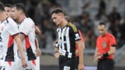 João Marcelo, atacante do Atlético, se lamenta durante empate com o Vitória no Mineirão (foto: Alexandre Guzanshe/EM/D.A. Press)